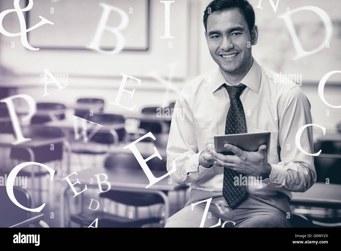 Insegnante con tablet pc in classe Foto Stock