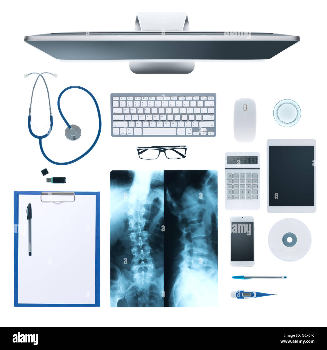 Doctor's desktop con attrezzature mediche, computer e X-ray di ossa umane su sfondo bianco, vista dall'alto Foto Stock