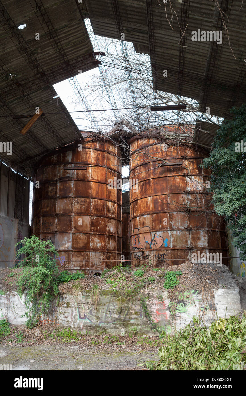 L'area industriale abbandonata dove il calcare è stato cambiato in fine di calce. Caldè, Italia. Foto Stock