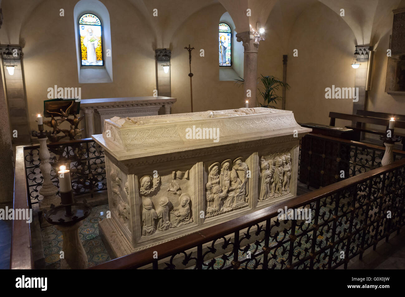 San Colombano sarcofago nella cripta della Basilica di San Colombano (San Colombano). Bobbio, Italia. Foto Stock