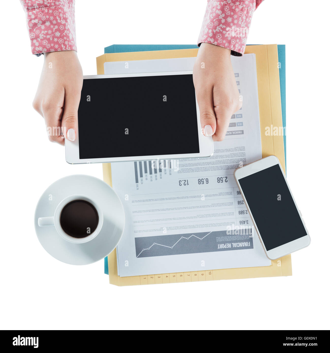 Business donna lavora alla scrivania e utilizzando una tavoletta digitale, le mani vicino, vista dall'alto Foto Stock