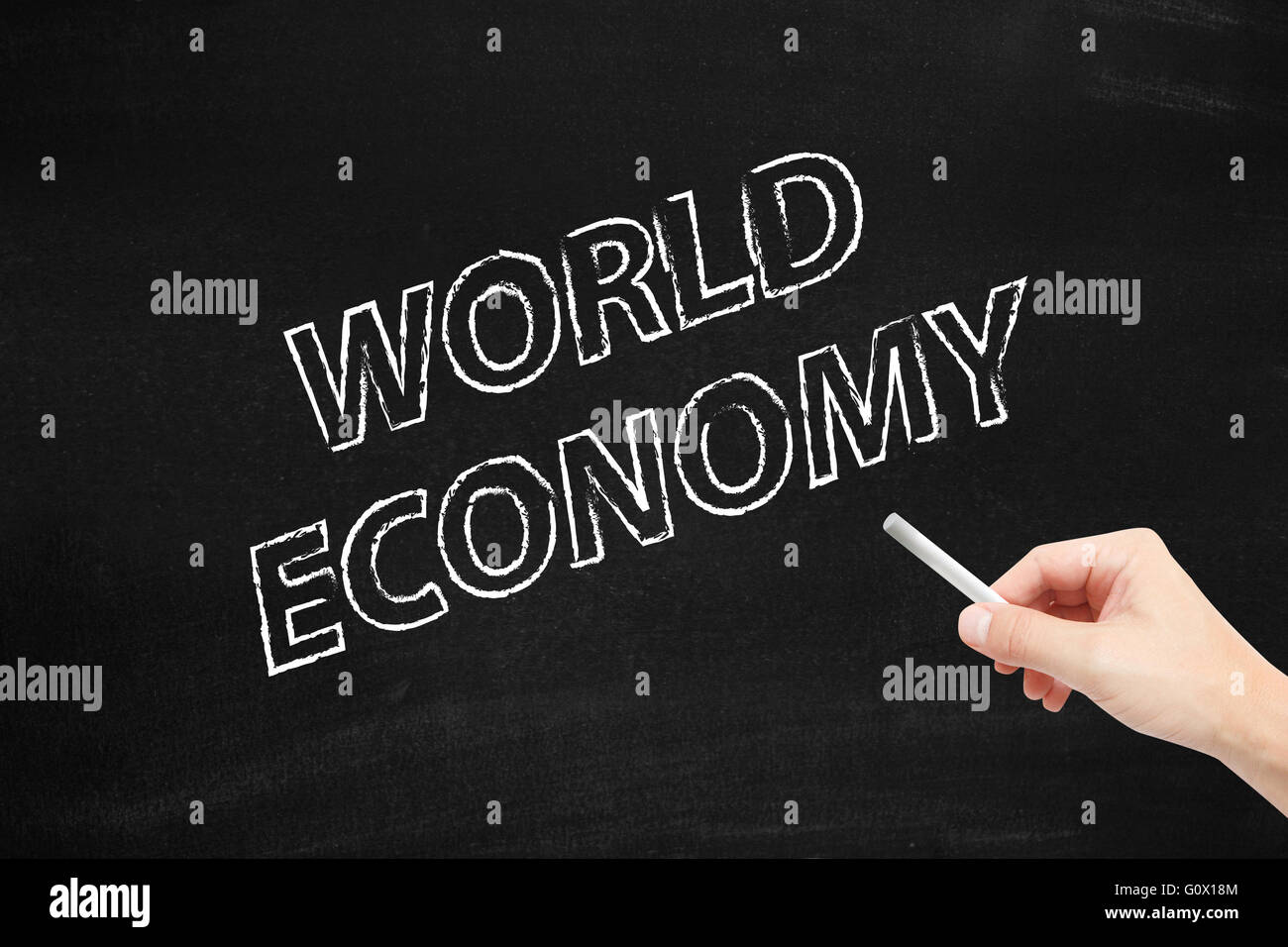 Economia mondiale scritti su una lavagna Foto Stock