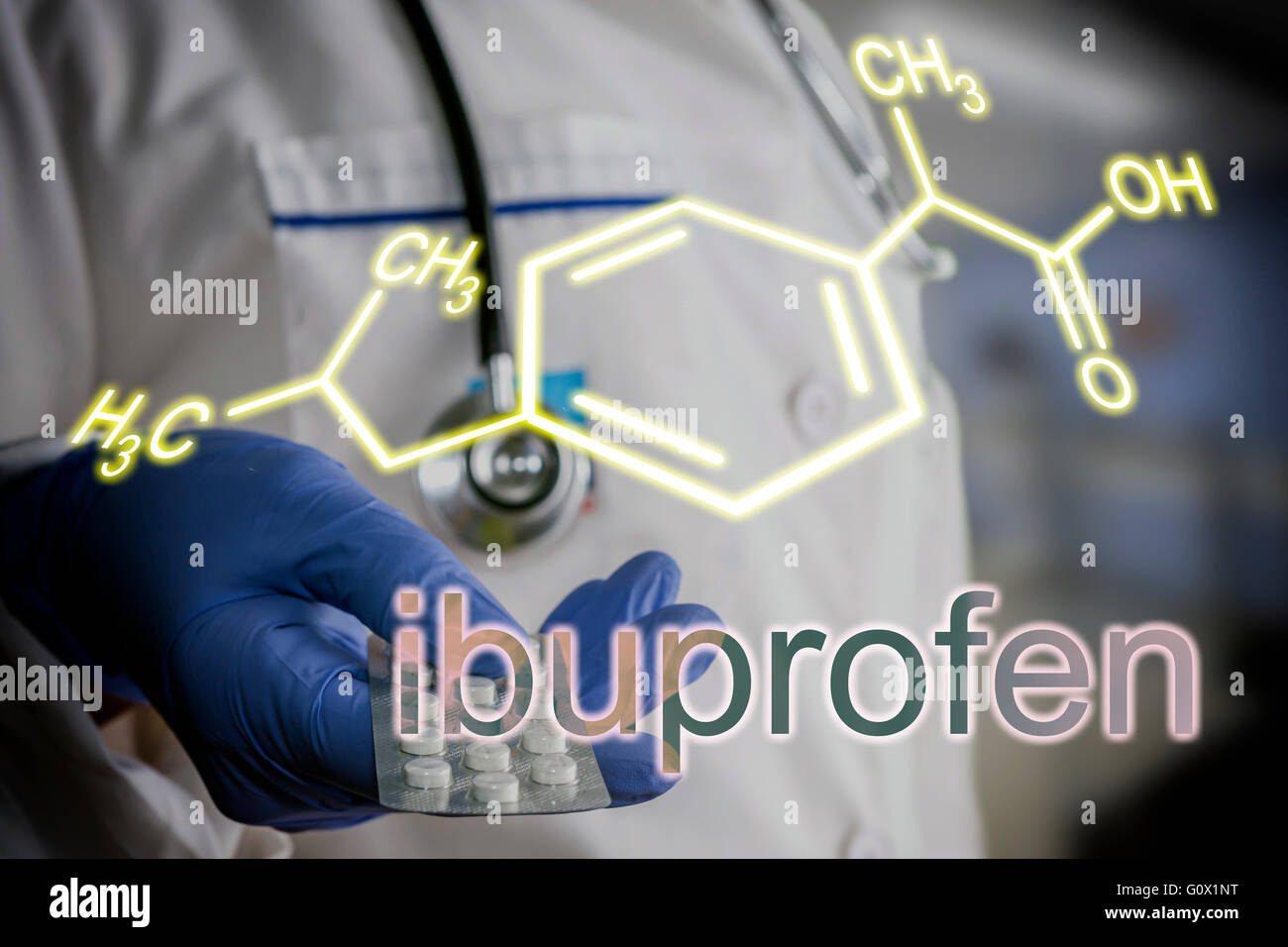 Medico tenendo blister pillole, la formula chimica di ibuprofen Foto Stock