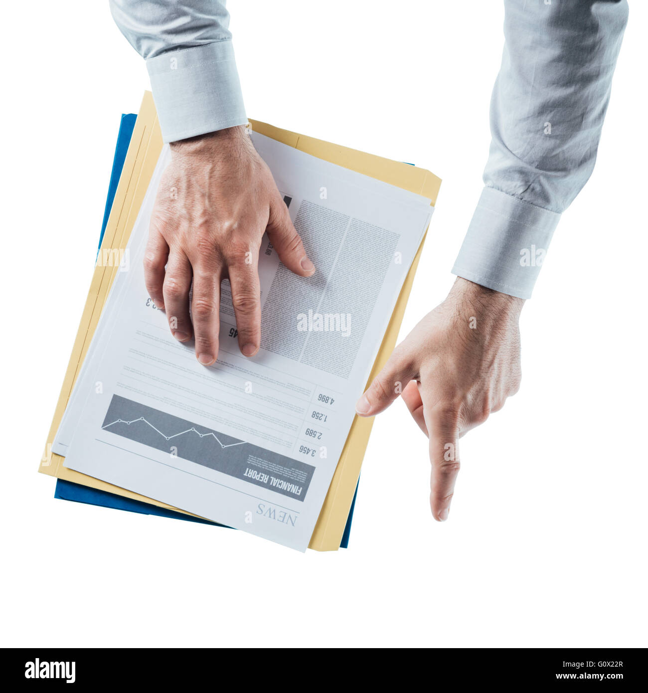 Imprenditore tenendo una relazione finanziaria e puntando su sfondo bianco e con le mani vicino, vista dall'alto Foto Stock