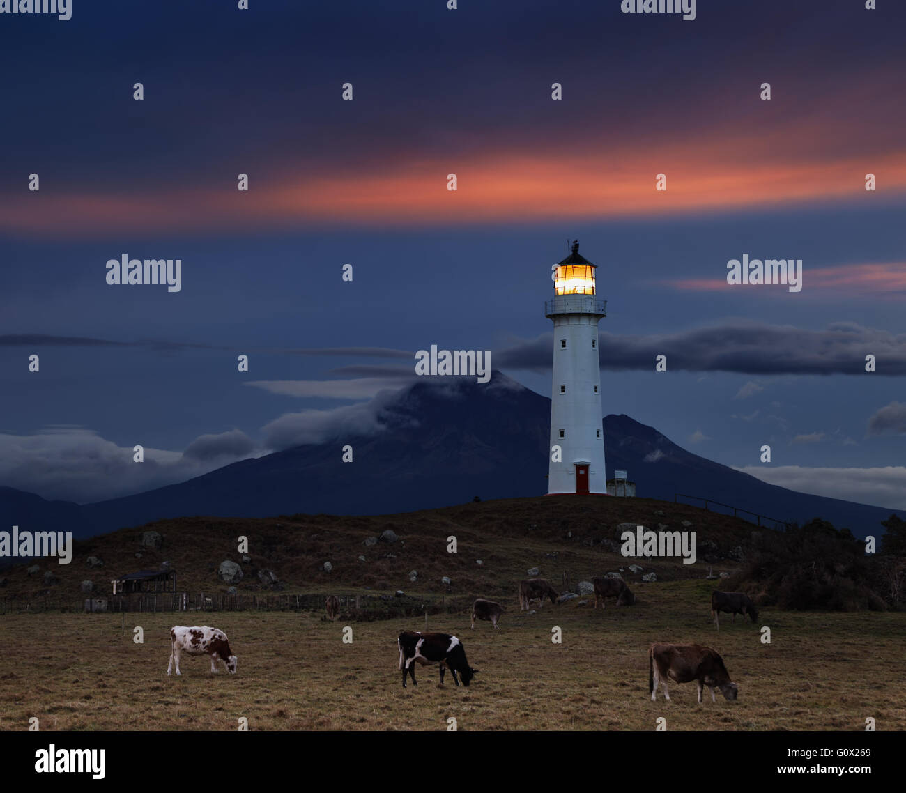 Capo Faro Egmont e Taranaki montare su sfondo, Nuova Zelanda Foto Stock