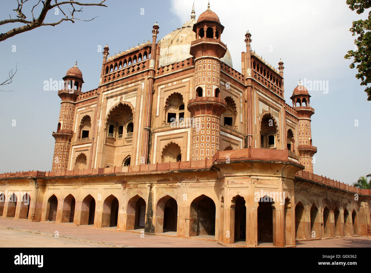 Tomba di Safdarjung, Nuova Delhi, India, a due piani tomba su una piattaforma rialzata, costruito nel 1754 in memoria di Mirza Abul Manzur Khan Foto Stock