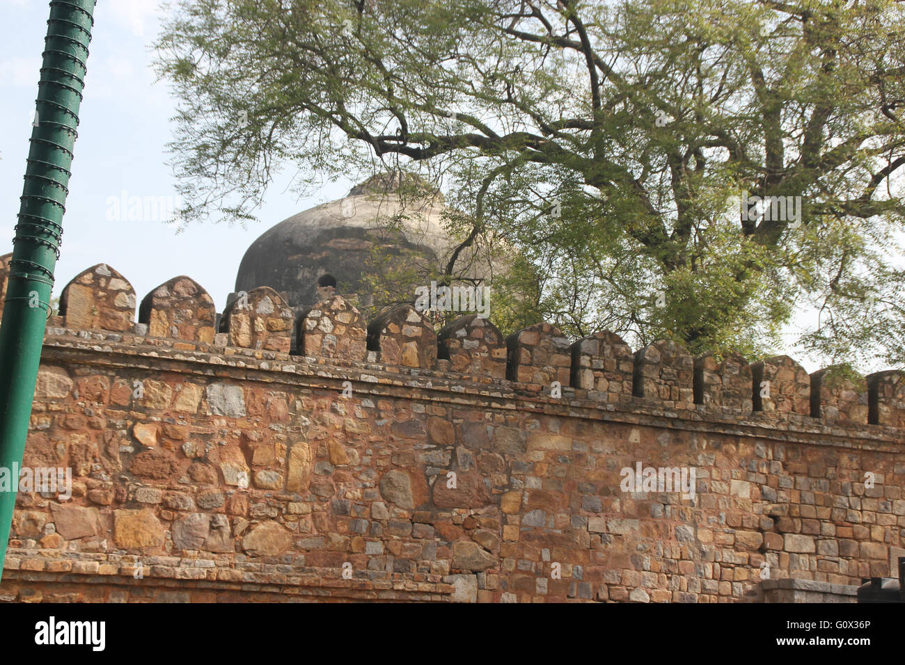 Muro circostante giardino di Sikandar Lodhi, New Delhi, tomba di un giardino circondato da 3.5 m alto muro, tomba ha due chhatris Foto Stock