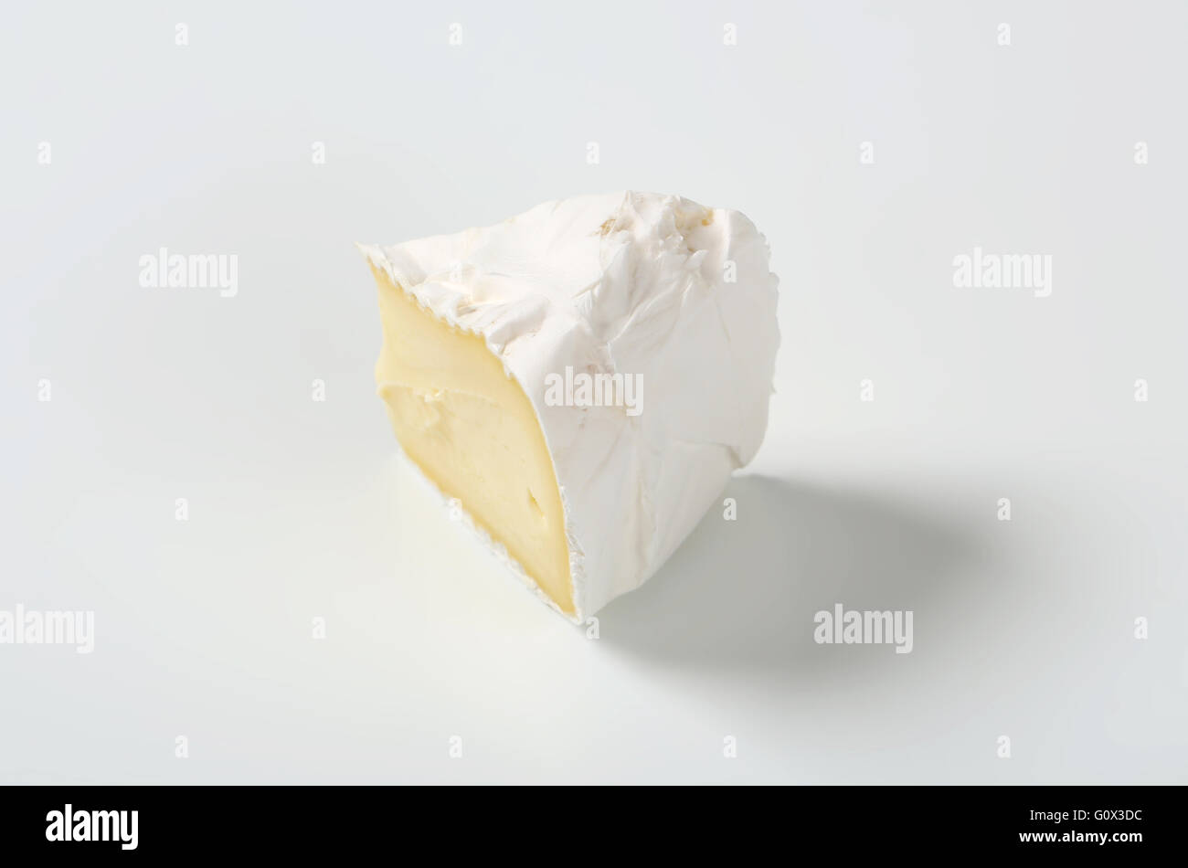 Fetta di cotenna di bianco formaggio su sfondo bianco Foto Stock