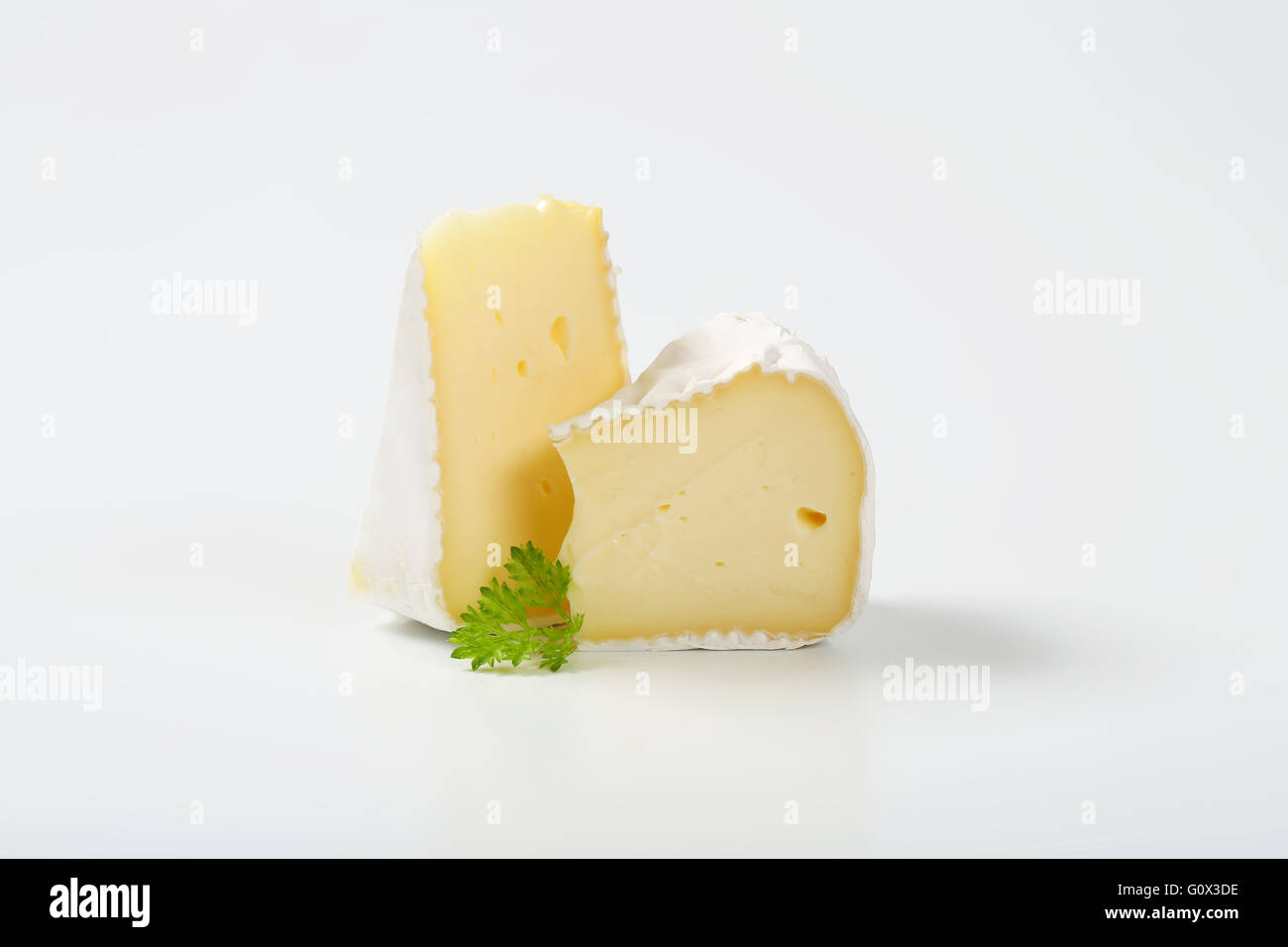 Due fette di scorza bianca al formaggio con prezzemolo su sfondo bianco Foto Stock