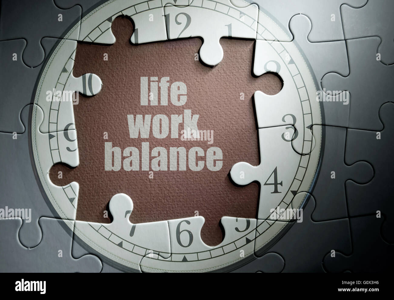 Vita di lavoro equilibrio pezzo mancante da un orologio puzzle Foto Stock