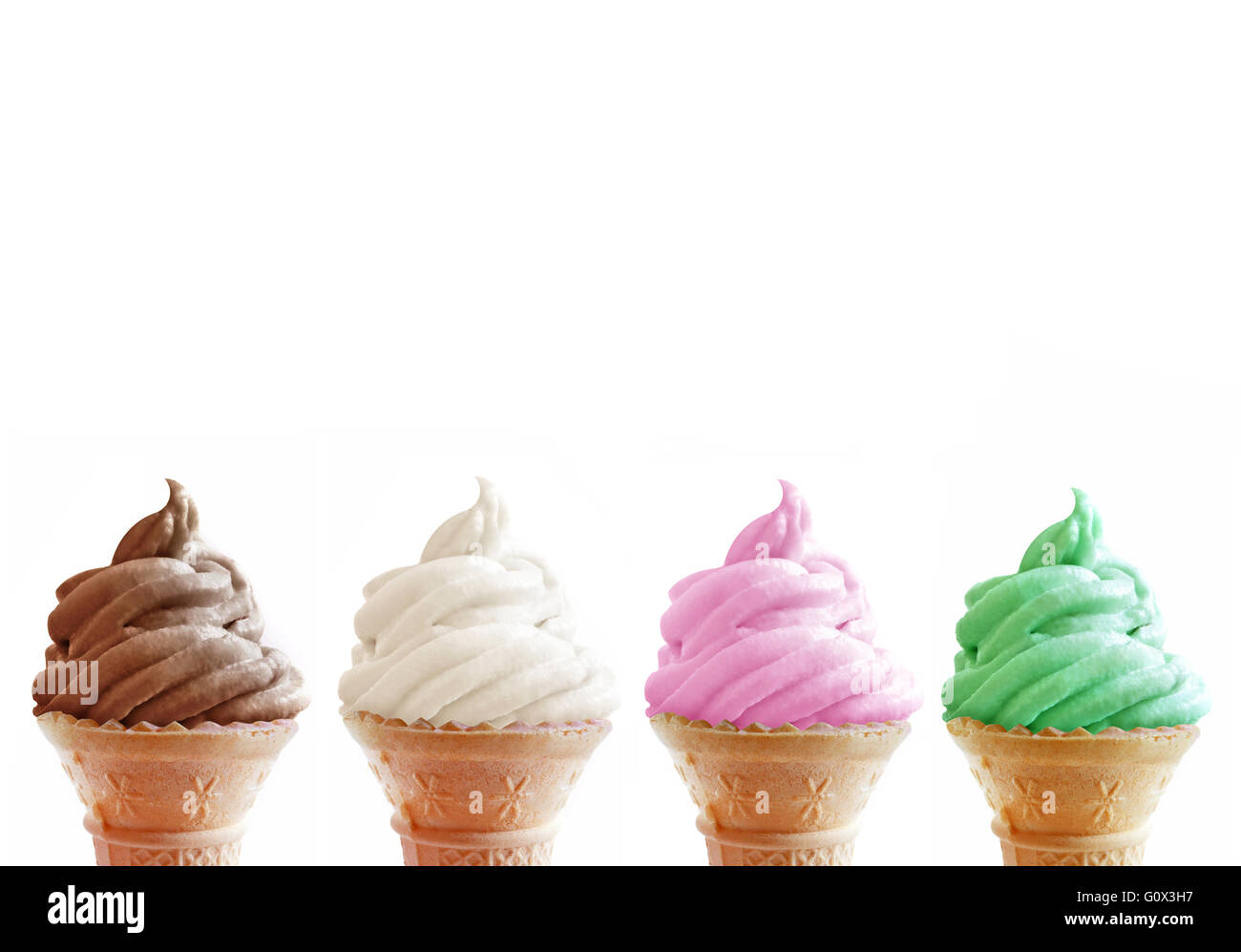 Cono gelato sapori tra cui cioccolato, vaniglia e fragola Foto Stock