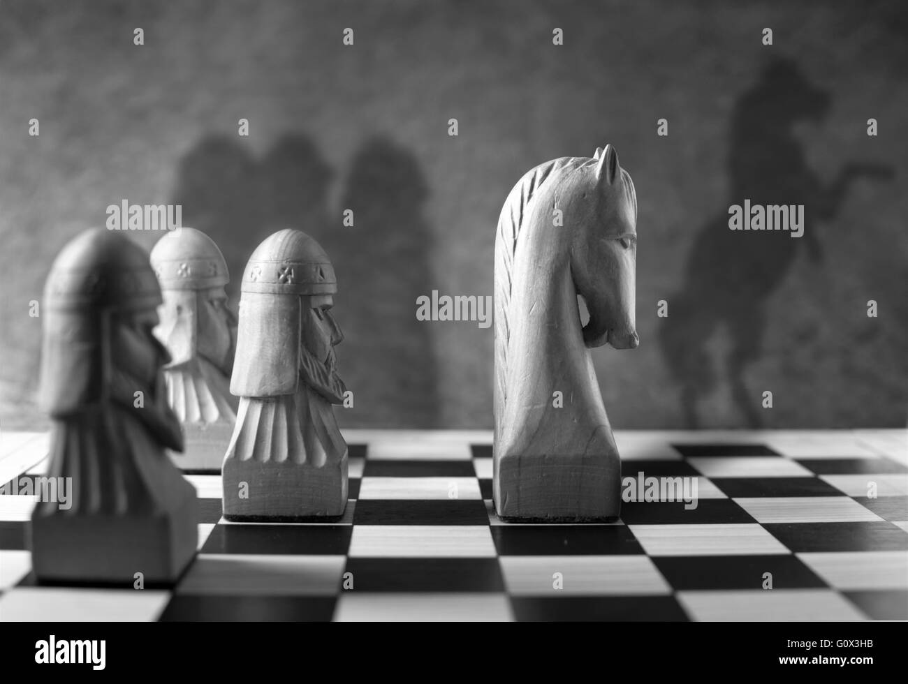 Pezzo degli scacchi con un allevamento di cavallo come ombra Foto Stock