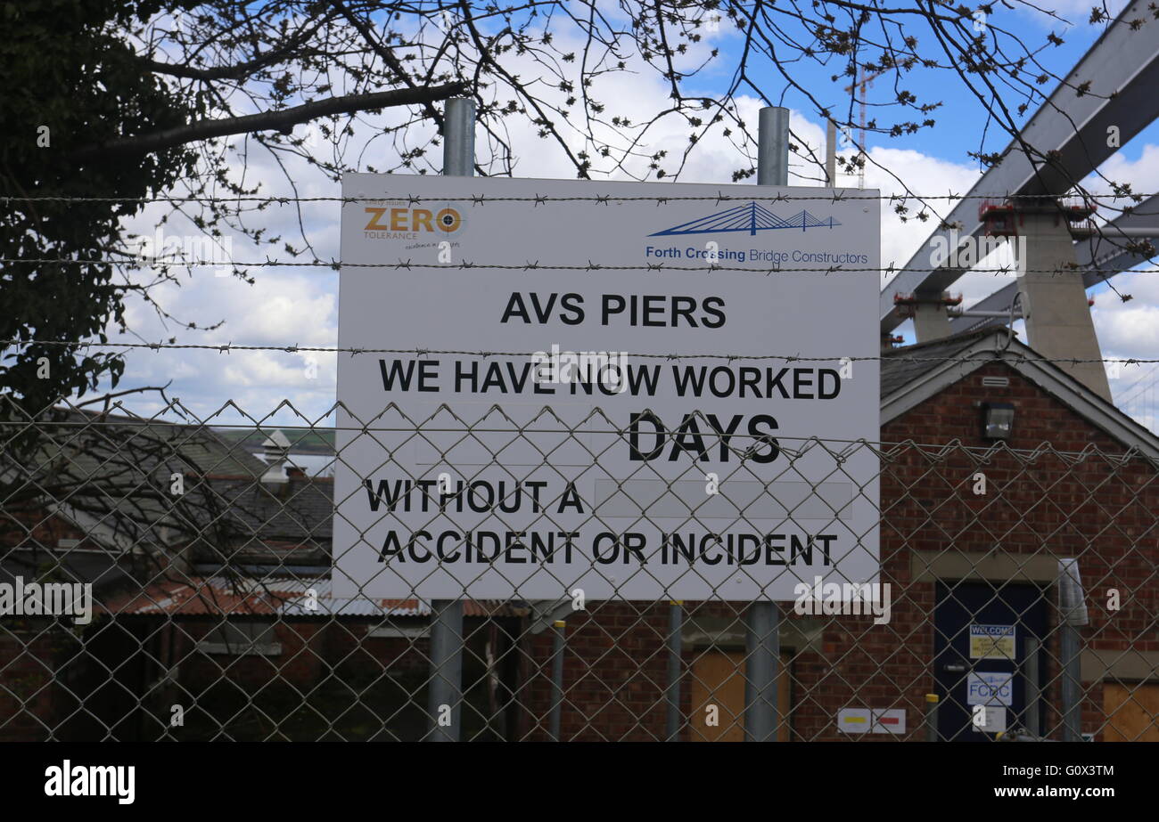 AVS Piers giorni senza incidenti segno a Queensferry attraversando sito in costruzione Scozia Aprile 2016 Foto Stock