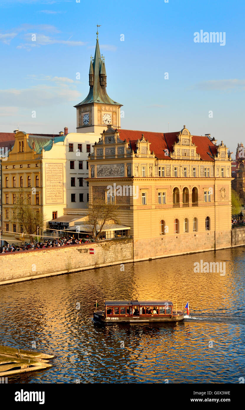 Praga, Repubblica Ceca. Smetana Museum visto dal Charles Bridge - sera la luce solare Foto Stock