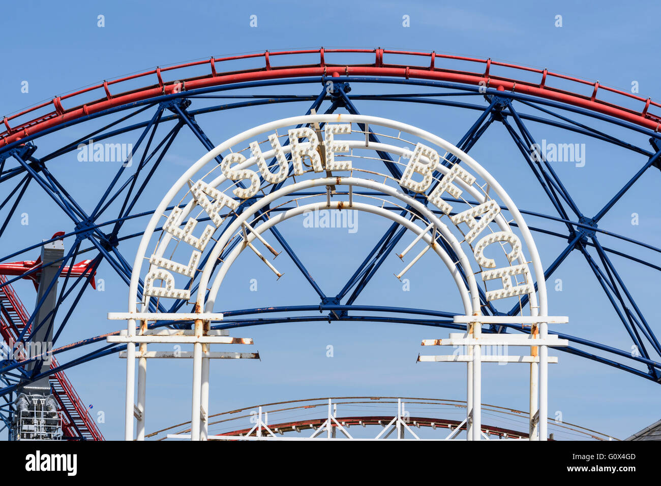 Ingresso a Blackpool Pleasure Beach parco a tema con roller coaster via in background. Blackpool, Lancashire, Regno Unito Foto Stock