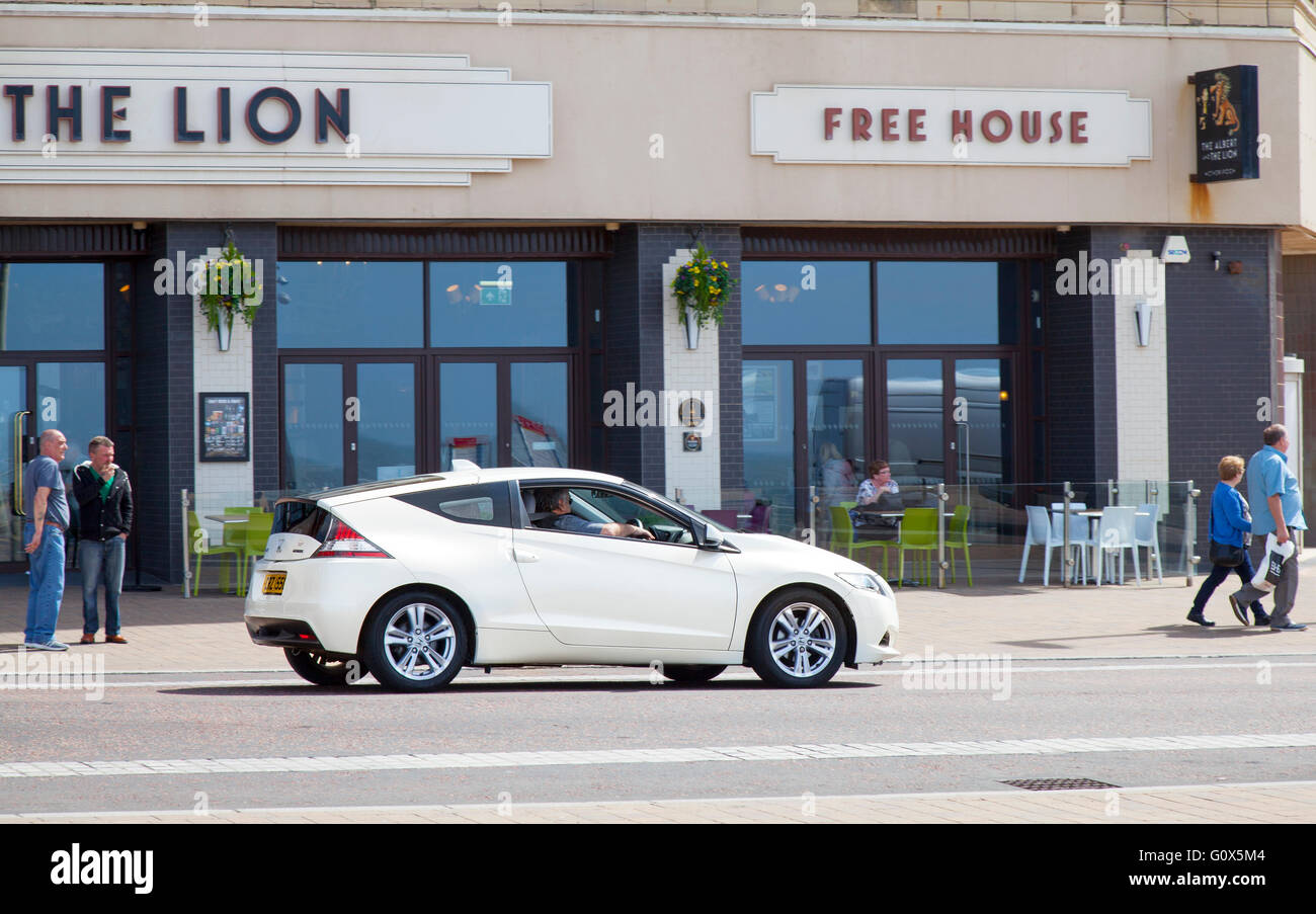 Vista laterale Honda CR-Z essendo guidato su banca Hey Street, Blackpool, Lancashire, Regno Unito Foto Stock