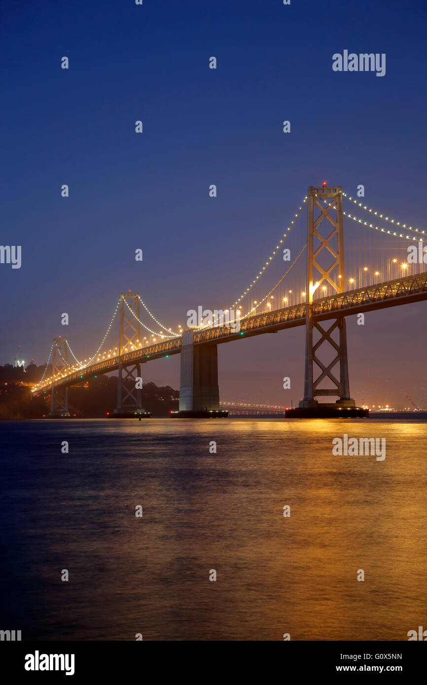 L'isola del tesoro e San Francisco-Oakland Bay Bridge di San Francisco, California USA Foto Stock