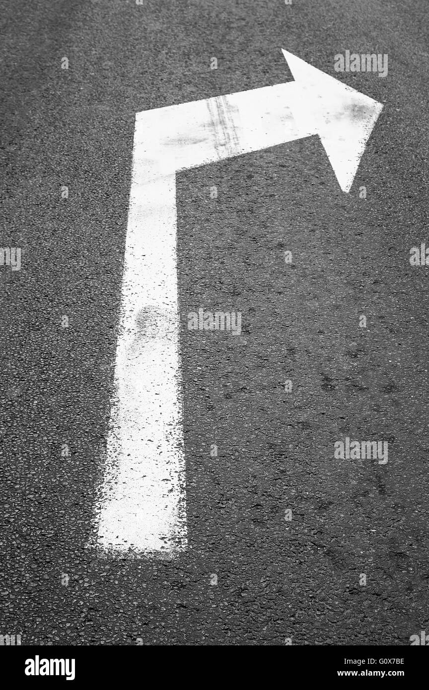 Girare a destra freccia bianca segno sulla strada Foto Stock