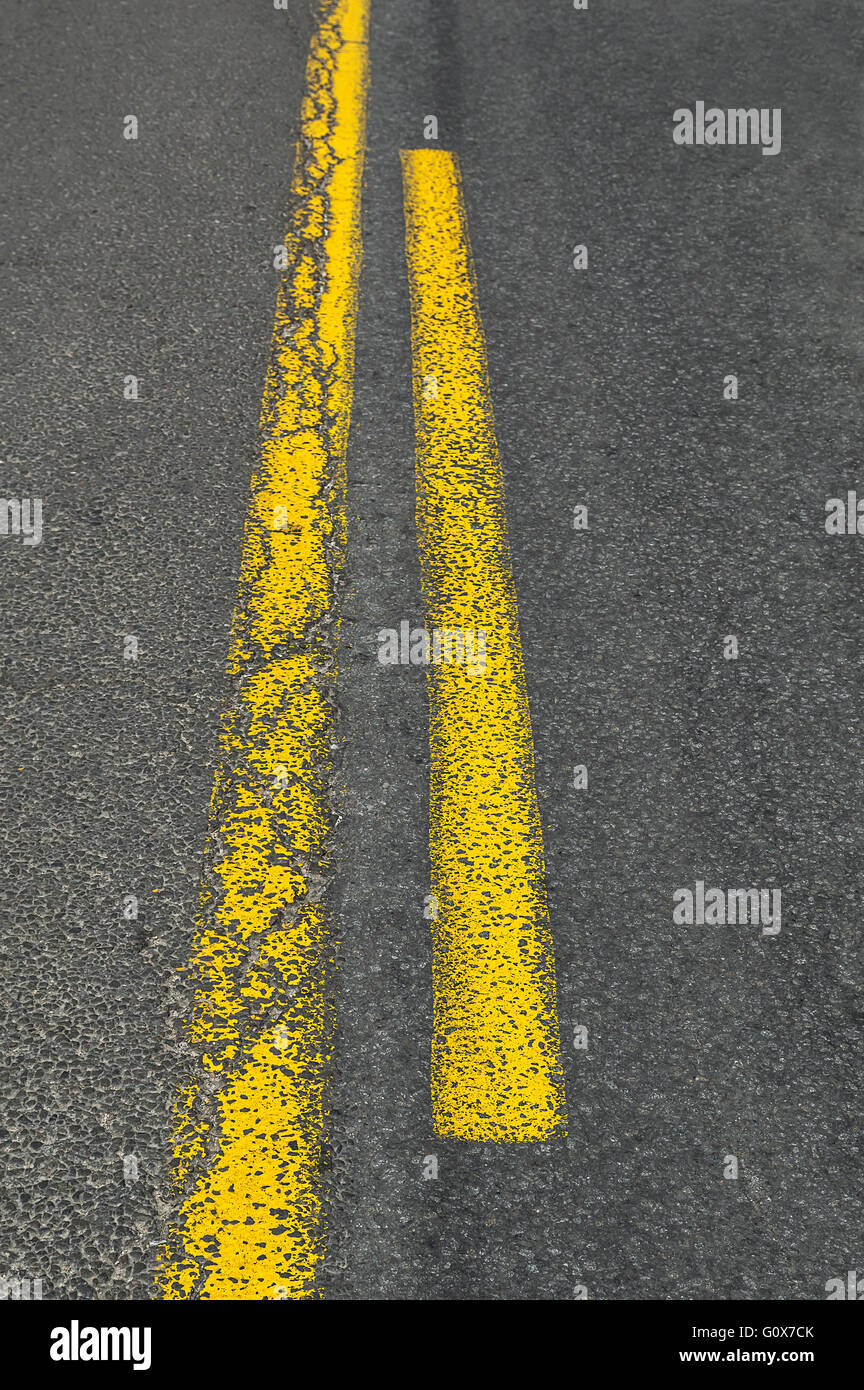 Doppia linea gialla sulla strada asfaltata. Foto Stock