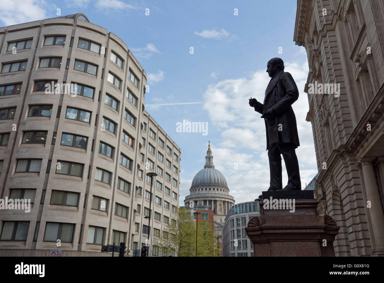 Statua di Sir Rowland Hill l'inventore del francobollo davanti alla Cattedrale di San Paolo a Londra Foto Stock