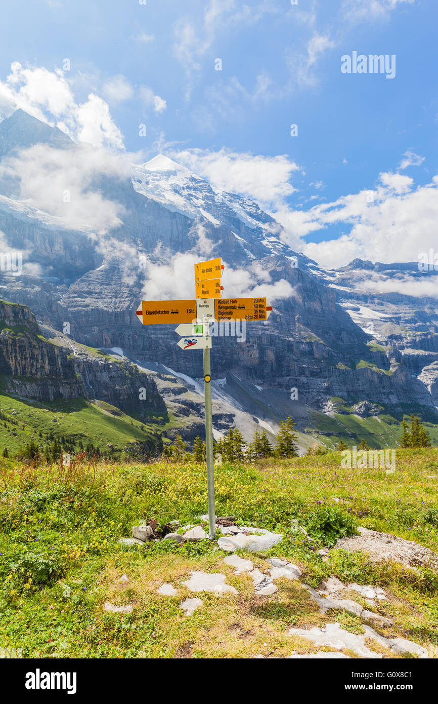 Segno di post che mostra il percorso escursionistico a Haaregg, sull'Eiger trail, Grindelwald, Svizzera Foto Stock
