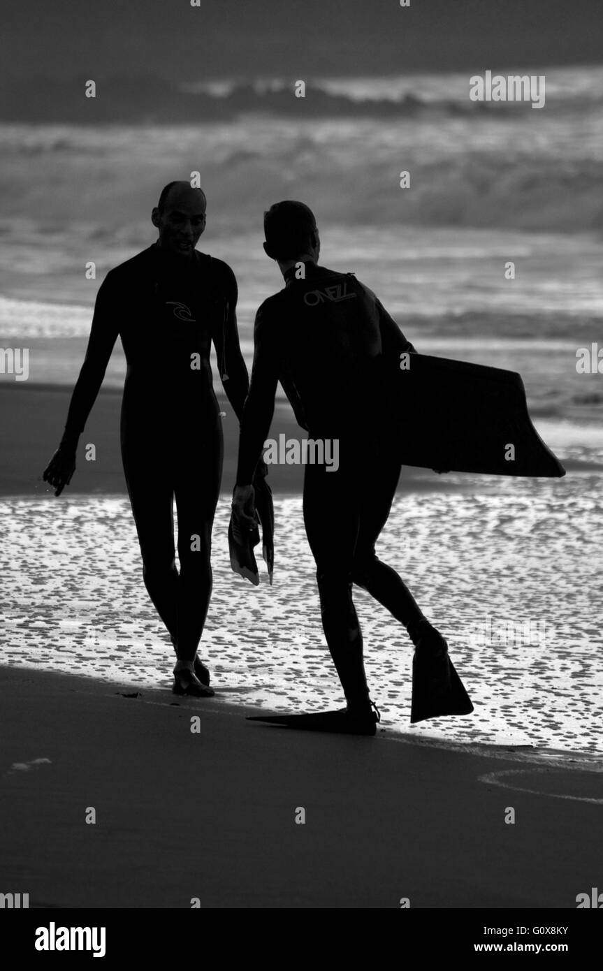 Due bodyboarders stagliano su una spiaggia in Locquirec, Finisterre, Brittany Foto Stock