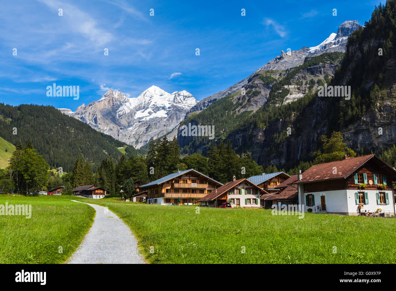 Vista del Bluemlisalp sul sentiero escursionistico, alpi svizzere su Oberland bernese della Svizzera Foto Stock