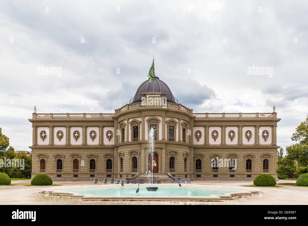 Vista frontale del Museo Svizzero di ceramica e vetro (Museo Ariana) a Ginevra, Svizzera. Il museo è sagomato da un neoclassico Foto Stock