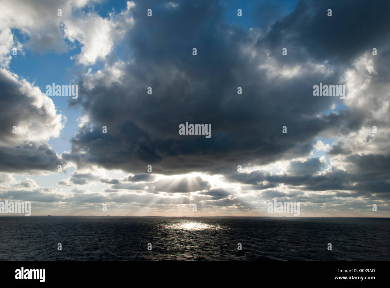 La luce della sera è sempre verso il basso attraverso le nuvole pesanti (Grand Bahama Island, Bahamas). Foto Stock