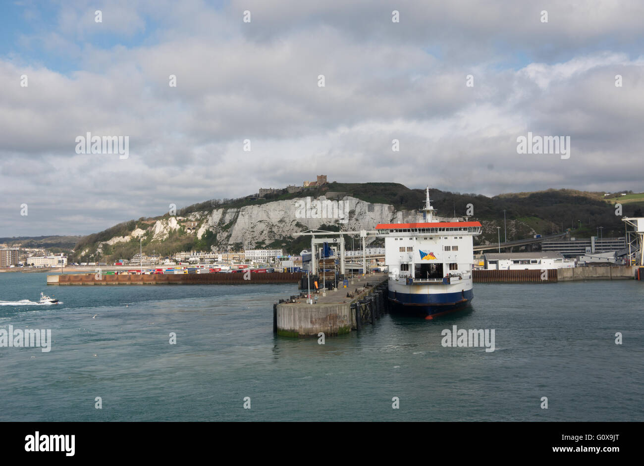 La vista da un traghetto come esso si discosta Dover Eastern Docks. La P&O traghetto orgoglio di Borgogna ha appena ormeggiate e di scarico . Foto Stock