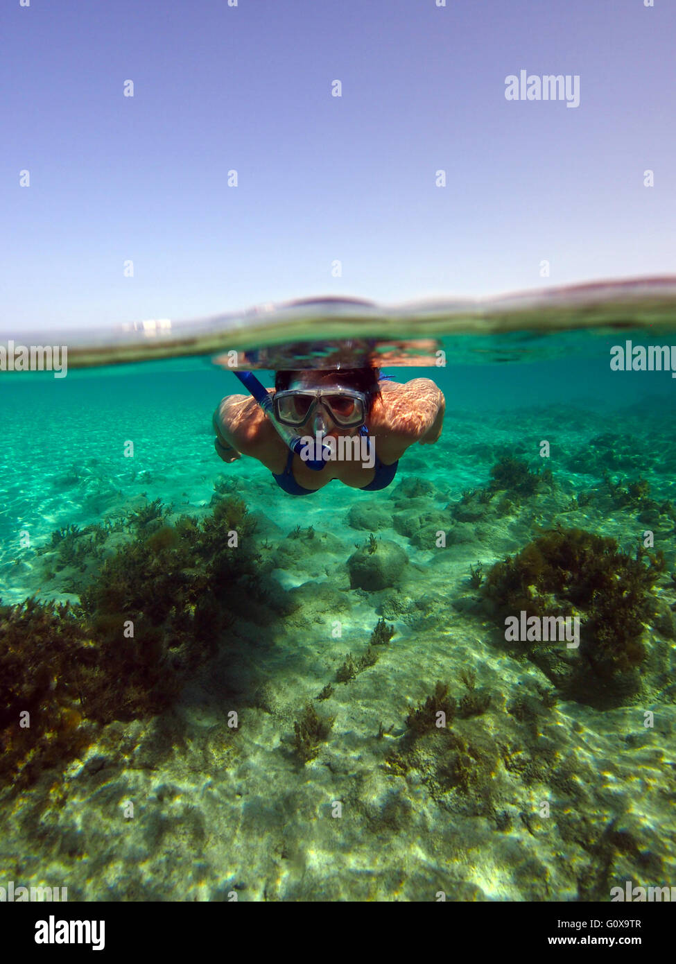 Le donne lo snorkeling nella laguna blu,Cipro nel Mar Mediterraneo con un tour in barca Foto Stock