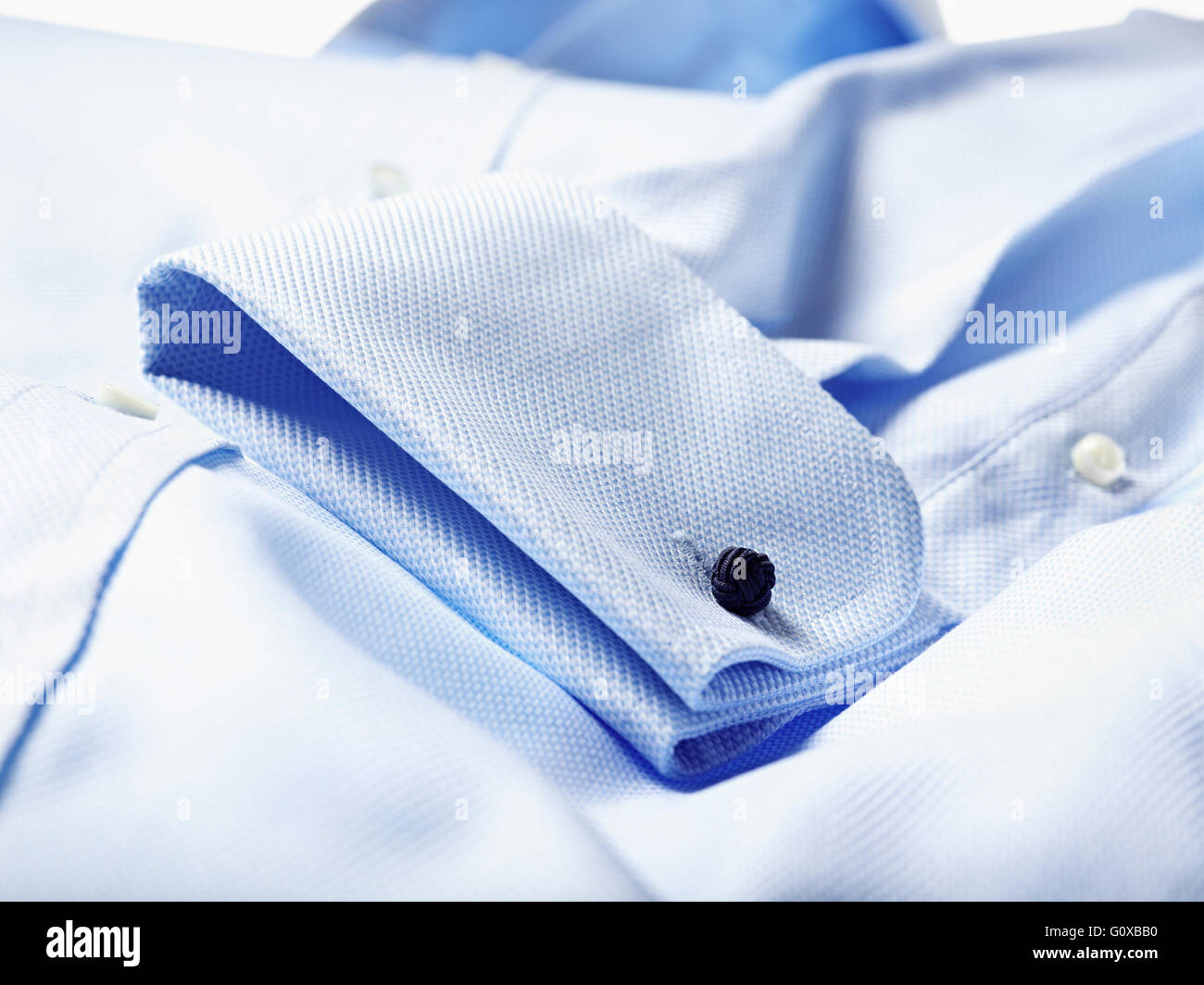 Dettaglio del bracciale della maglietta blu in studio Foto Stock