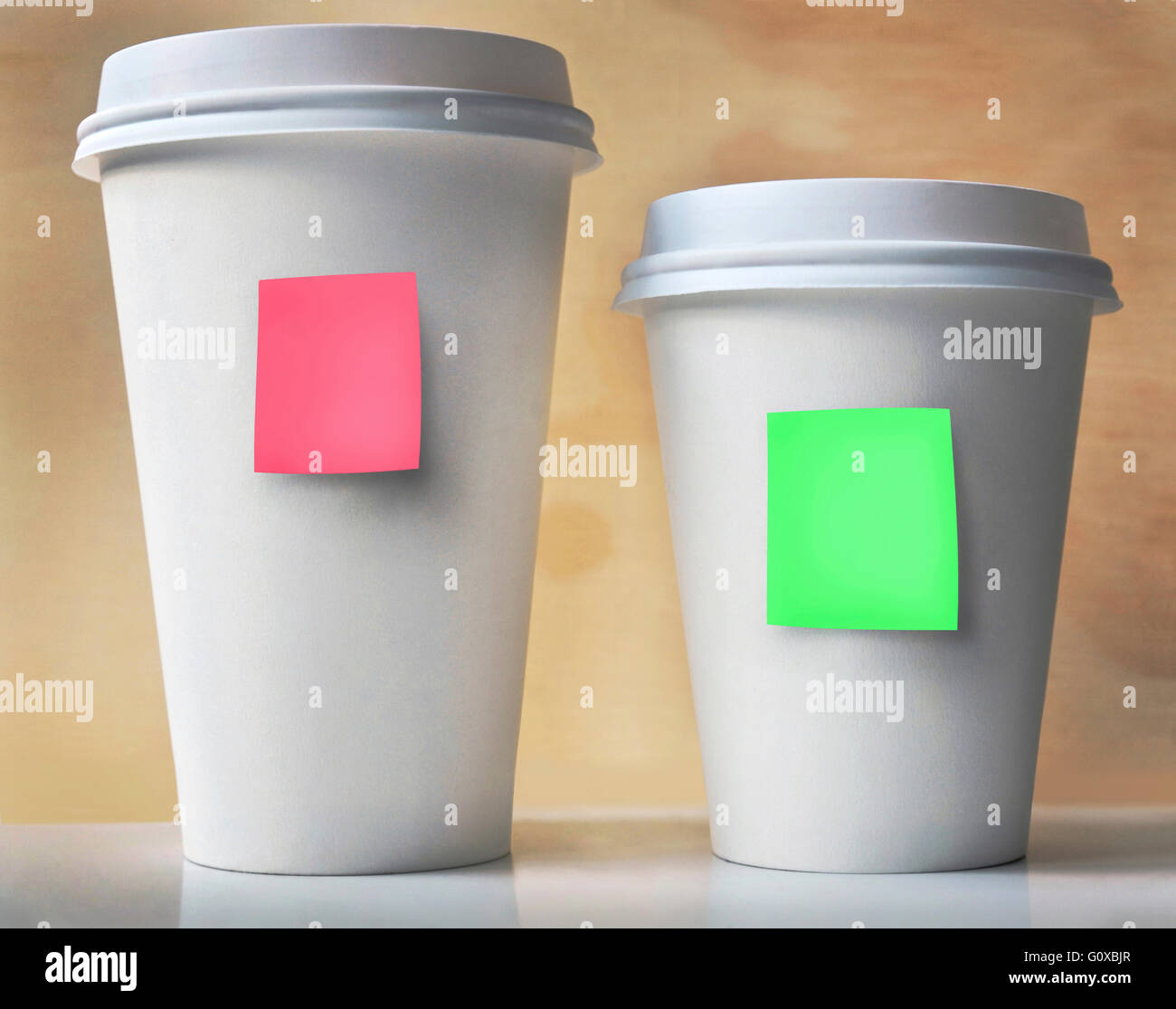 Close-up di due Take-out tazze da caffè con note adesive Foto Stock