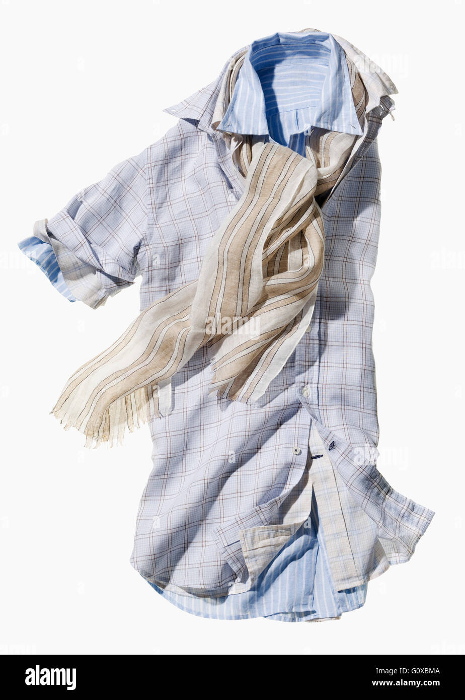 Tre brevi e magliette a maniche corte all'interno di ogni altra con luce sciarpa su sfondo bianco Foto Stock