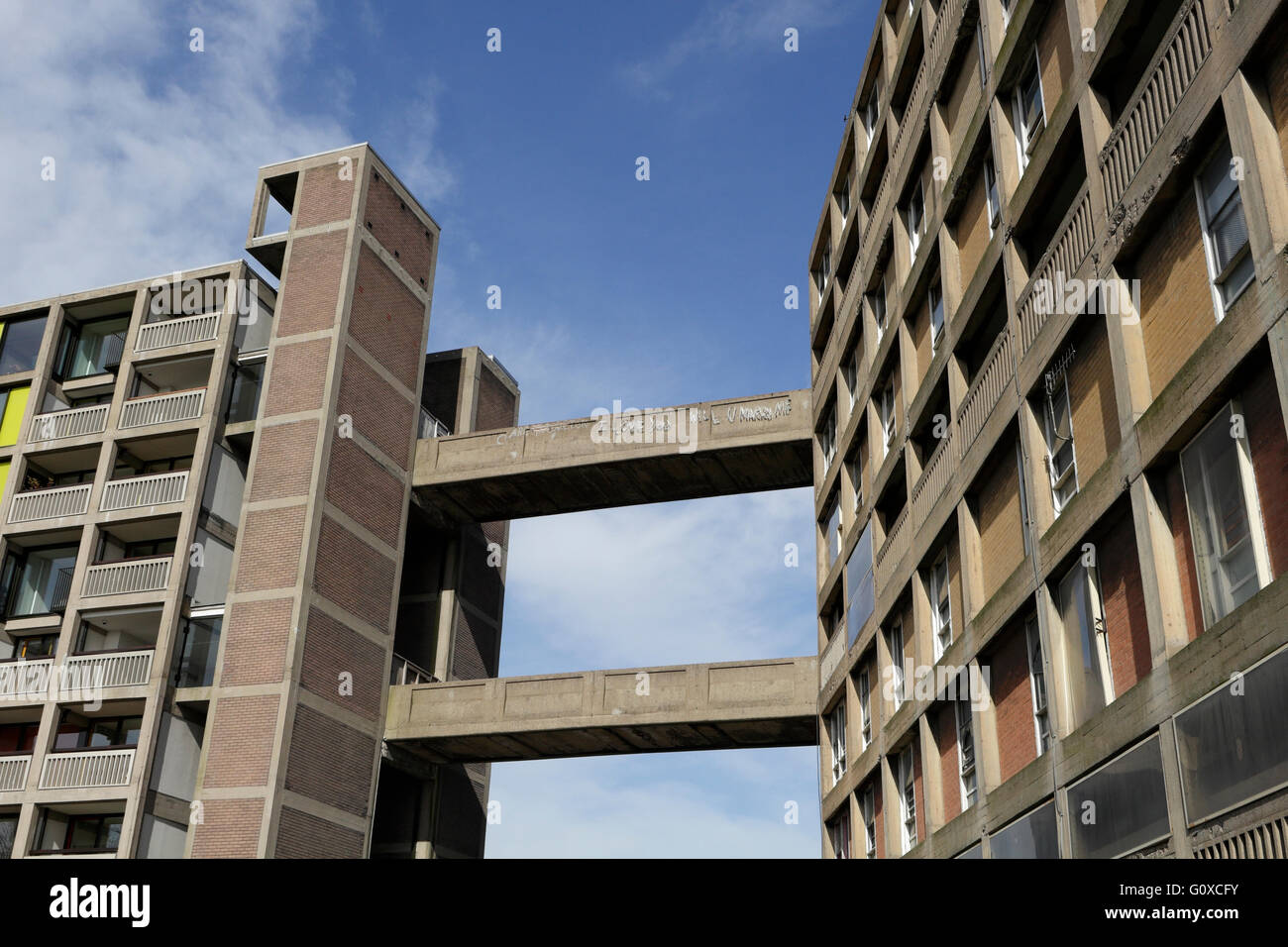 Ponti di cemento tra sezioni di Park Hill appartamenti Sheffield Inghilterra, Grade II* edificio storico brutalista architettura, mi piace che mi sposerete Foto Stock