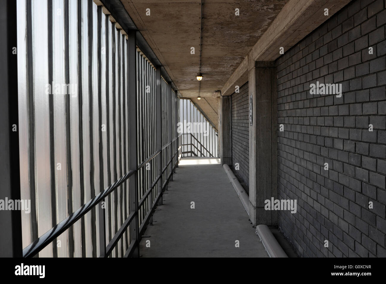 Scala a chiocciola e corridoio all'interno di un edificio in cemento, la sottostazione di Moore Street Sheffield Inghilterra Foto Stock
