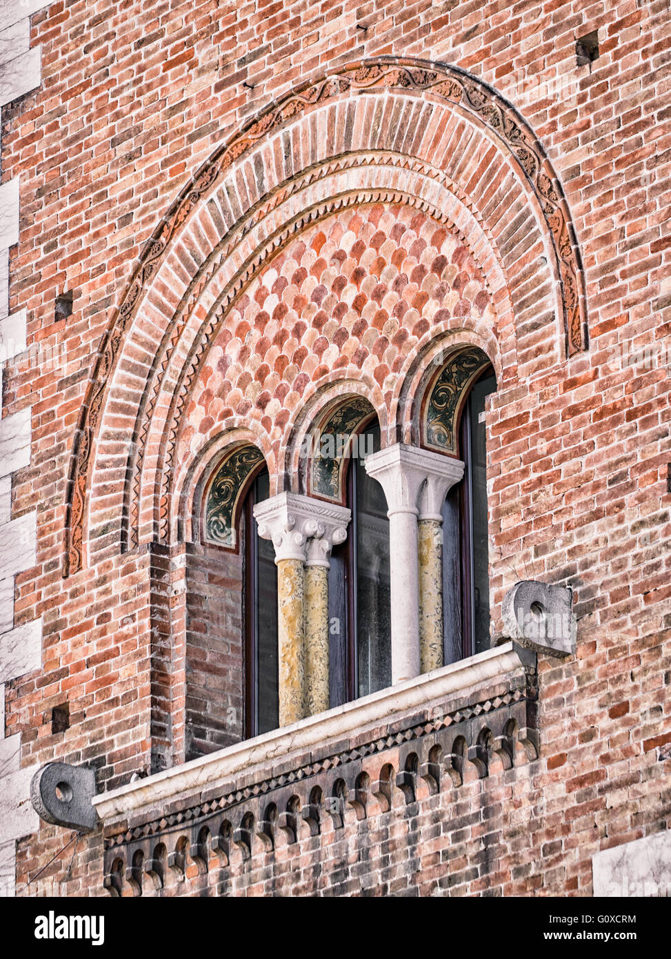 Trifora di italiano palazzo medievale. Foto Stock
