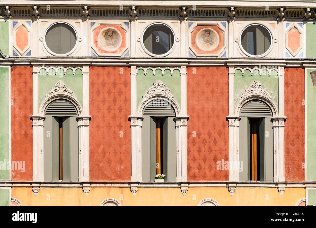 Finestre in stile gotico veneziano di un vecchio palazzo italiano. Foto Stock