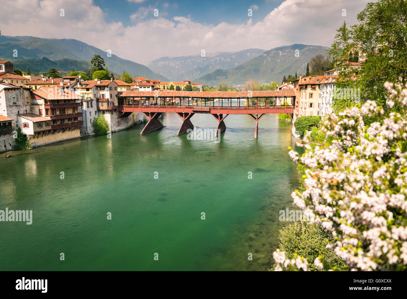 Il Ponte Vecchio chiamato anche il Ponte di Bassano o Ponte degli Alpini, situato nella città di Bassano del Grappa. Foto Stock