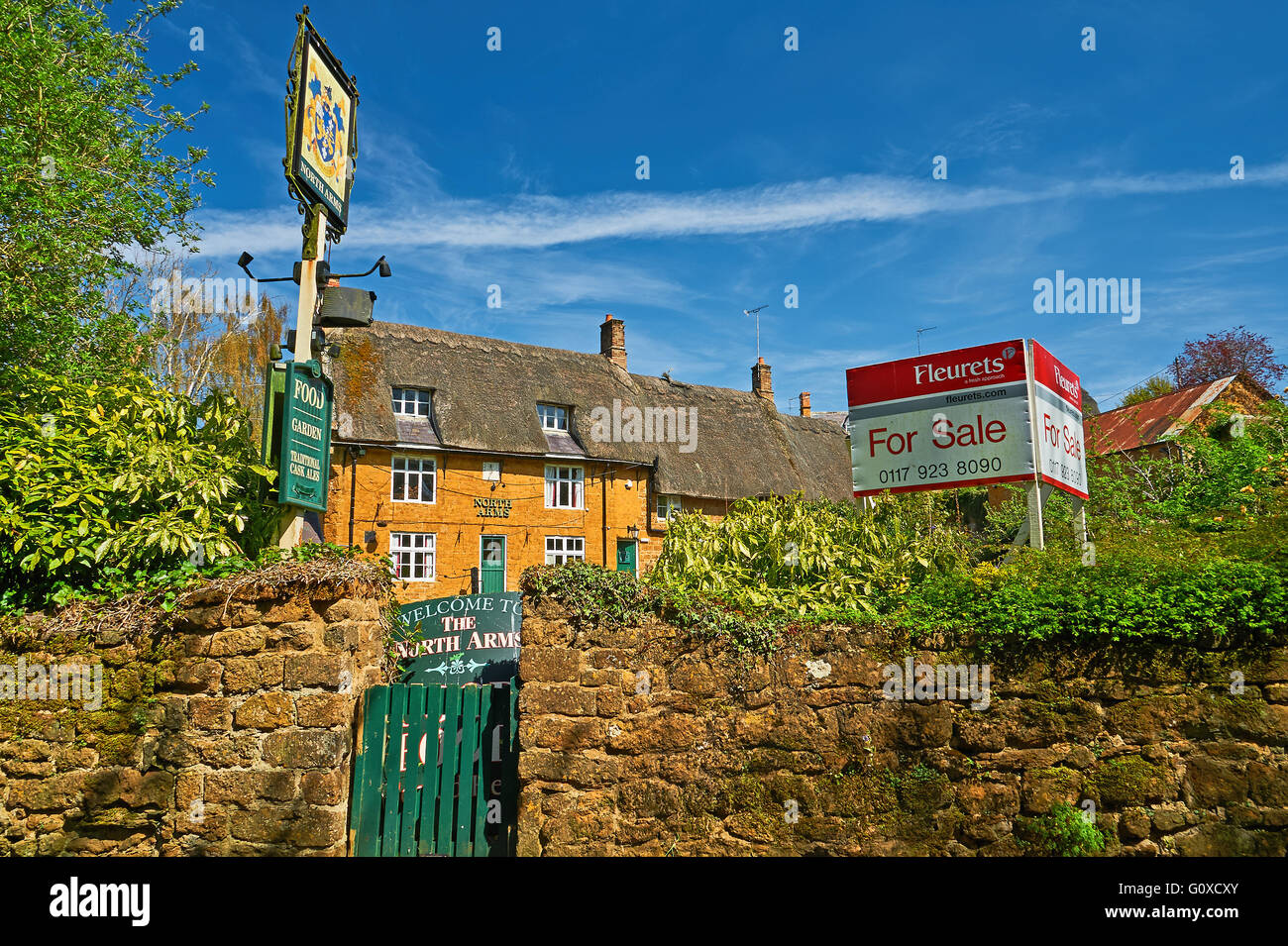 Il Nord Arms pub nel centro del villaggio di Oxfordshire di Wroxton come numerose altre village pub è chiuso. Foto Stock