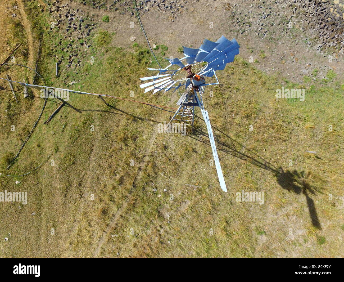 Una veduta aerea di un mulino a vento funzionante vicino Eidsvold nel nord Burnett regione del Queensland, Australia. Foto Stock