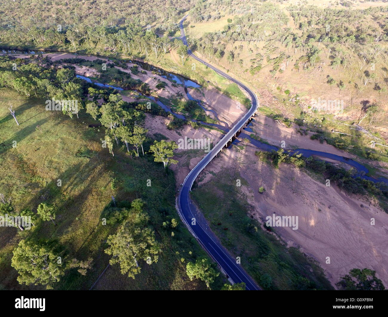 Una veduta aerea della Theodore-Eidsvold Road e il ponte sul fiume Burnett vicino Eidsvold nel nord Burnett regione QLD. Foto Stock