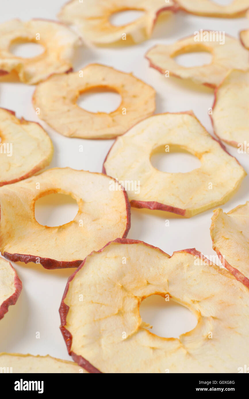 Essiccato chip apple classificato su sfondo bianco - close up Foto Stock