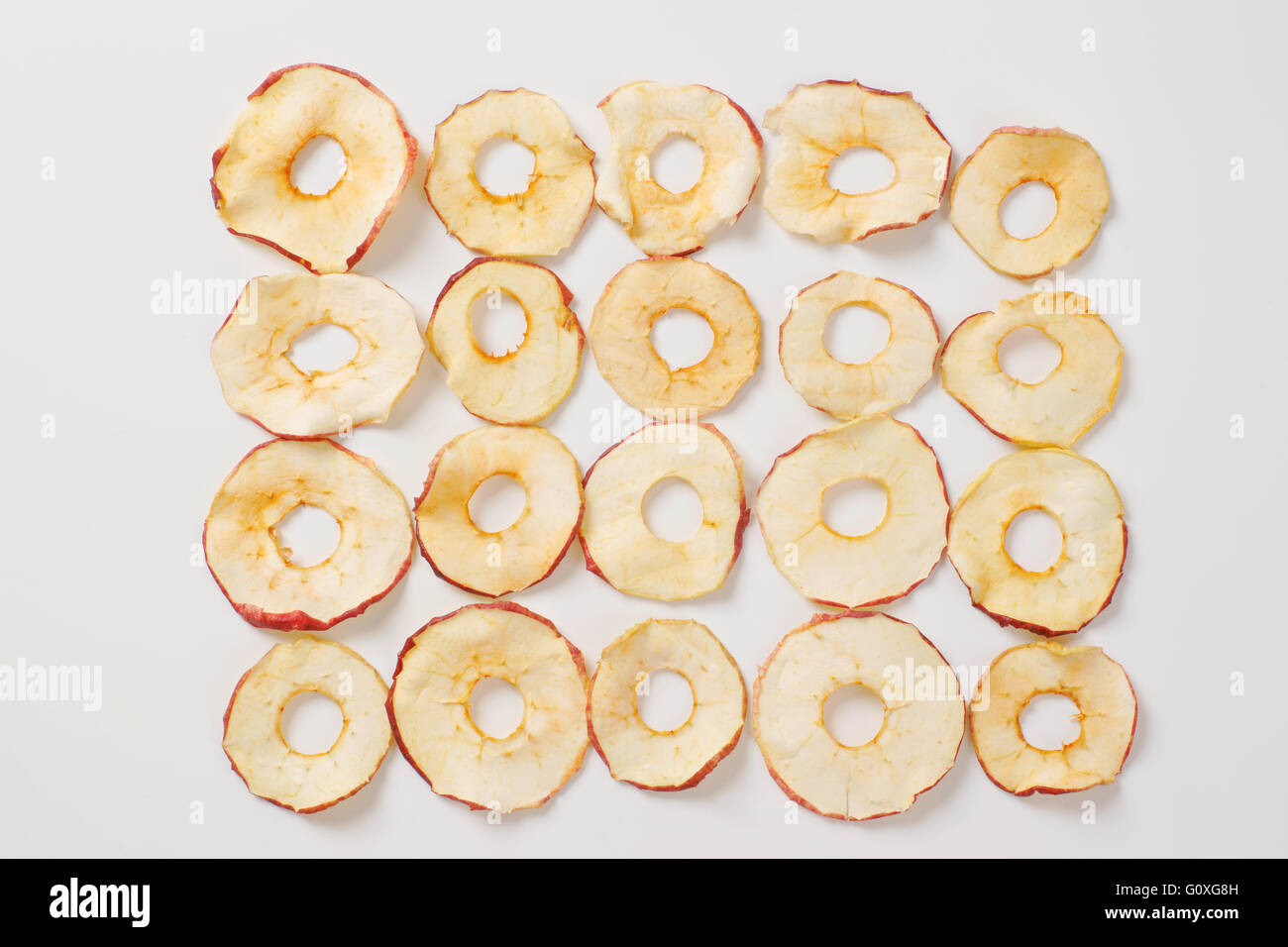 Essiccato chip apple classificato su sfondo bianco Foto Stock