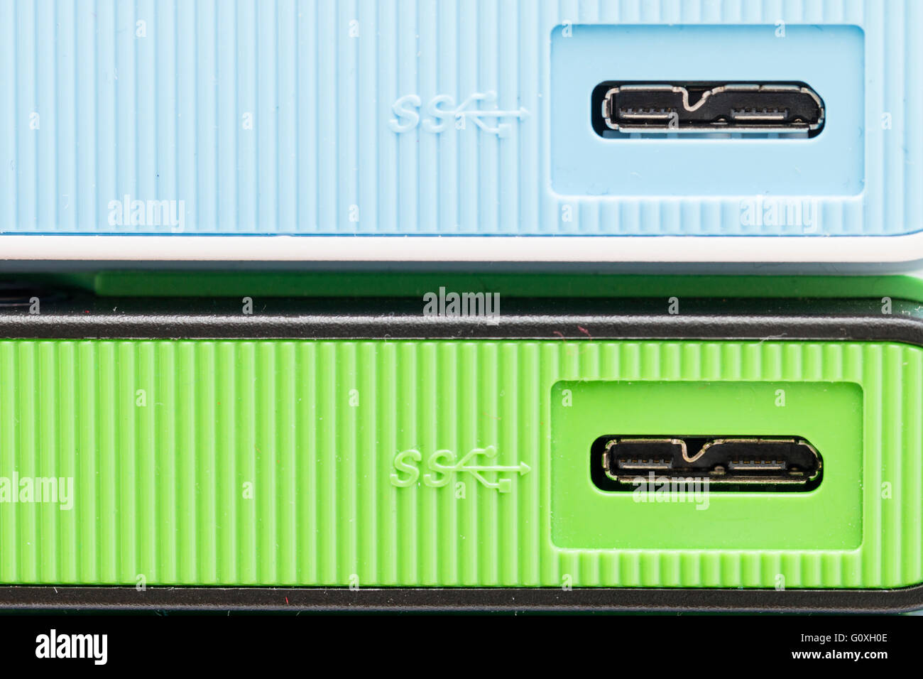 Due dischi rigidi portatili, uno verde pallido, altri blu pallido, USB 3 presa di connessione. Nessun nome di marca visibile. Foto Stock