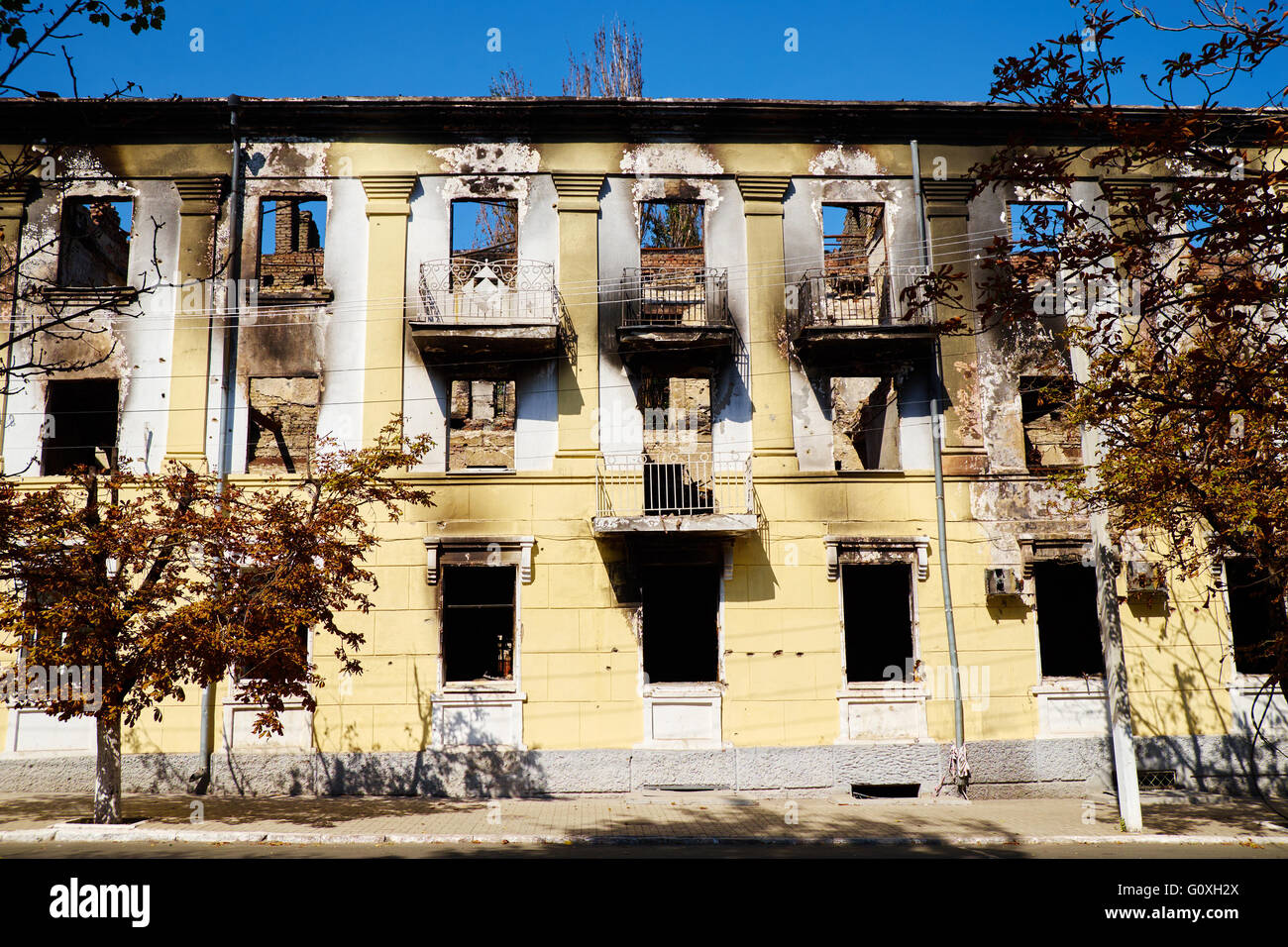 Mariupol, Ucraina - 6 settembre 2014: il dipartimento di polizia di mariupol è stato bruciato e rovinato durante scontri tra governo delle forze speciali e i terroristi il 9 maggio 2014. Foto Stock