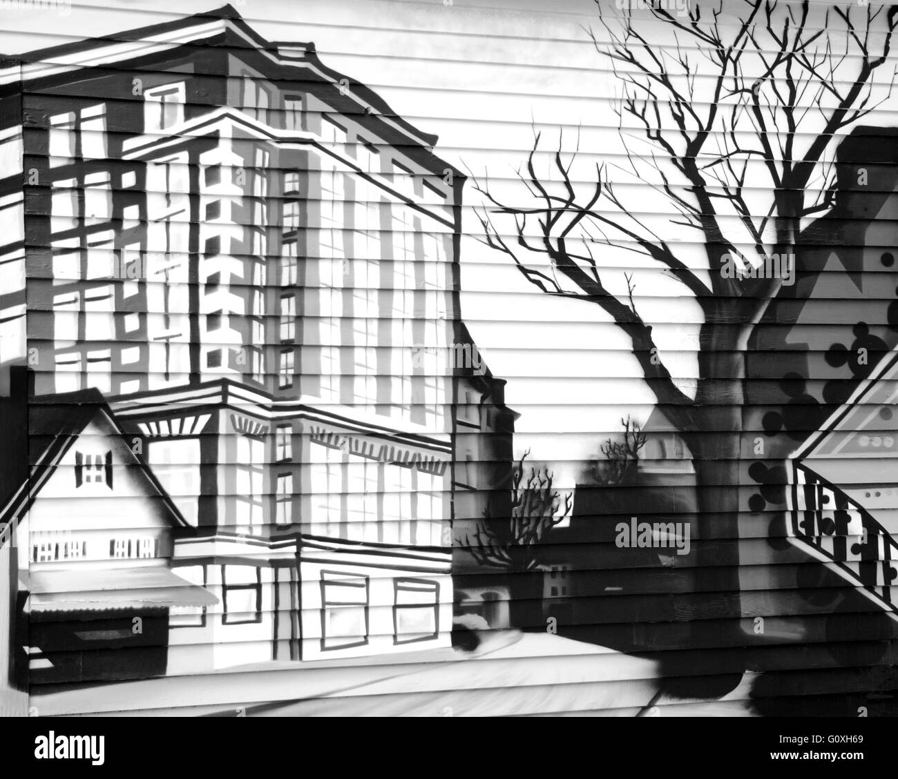 Il bianco e nero di graffiti su una casa in legno parete in Portland (Maine). Foto Stock