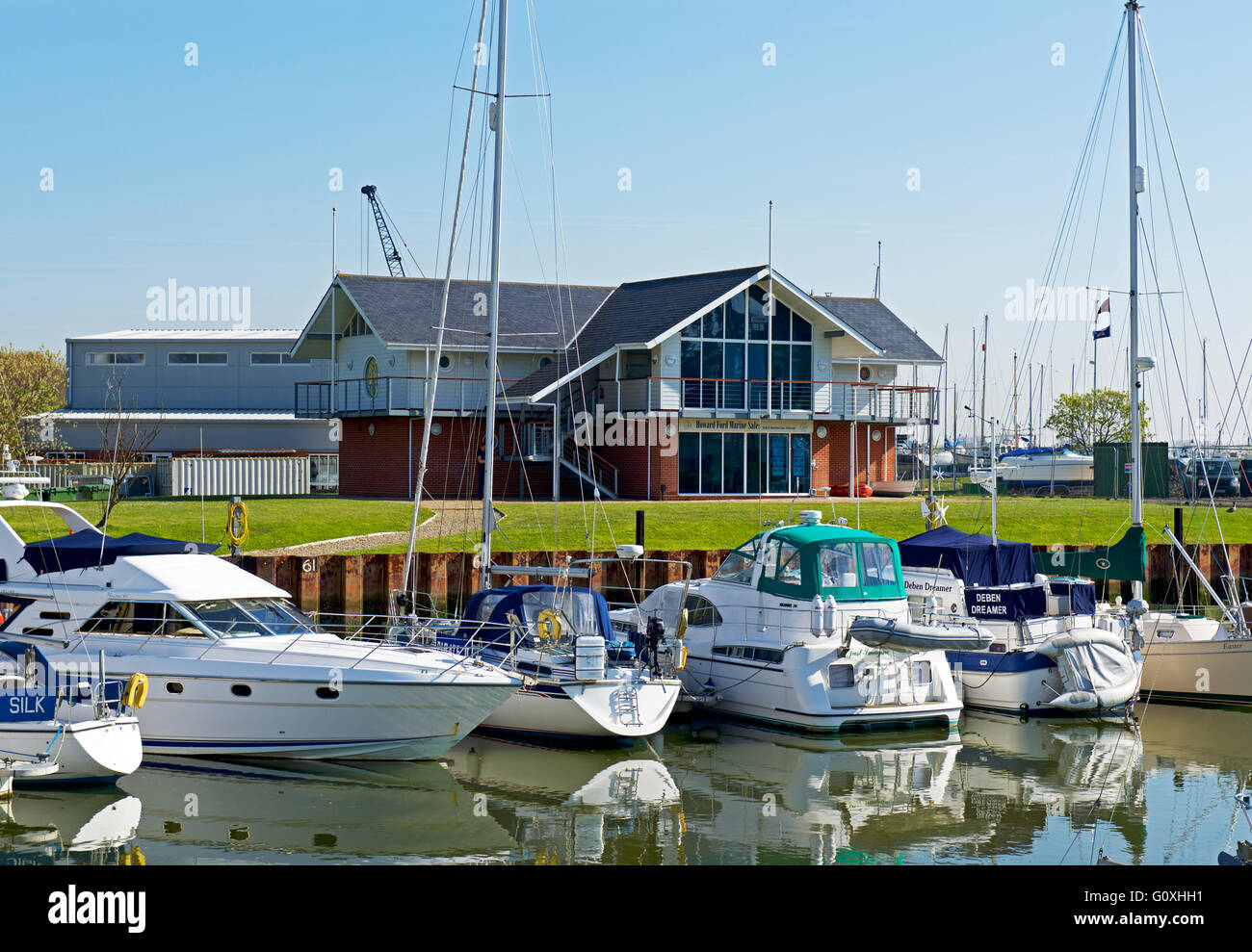 Barche ormeggiate nel porto turistico, Woodbridge, Suffolk, Inghilterra, Regno Unito Foto Stock