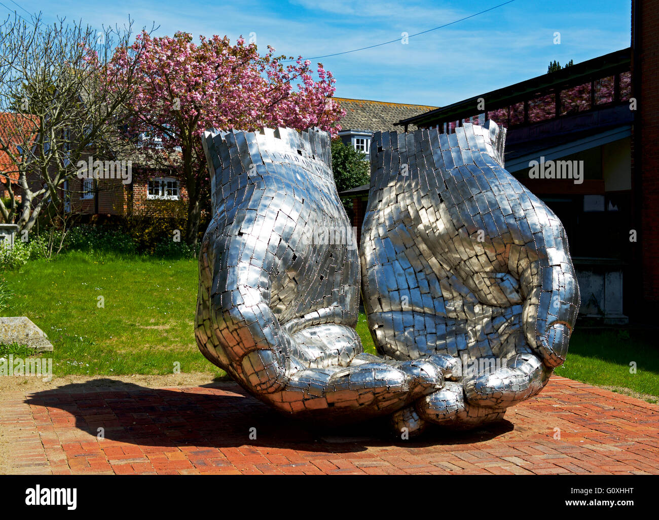 Scultura - le mani - per artista Rick Kirby, in Woodbridge, Suffolk, Inghilterra, Regno Unito Foto Stock