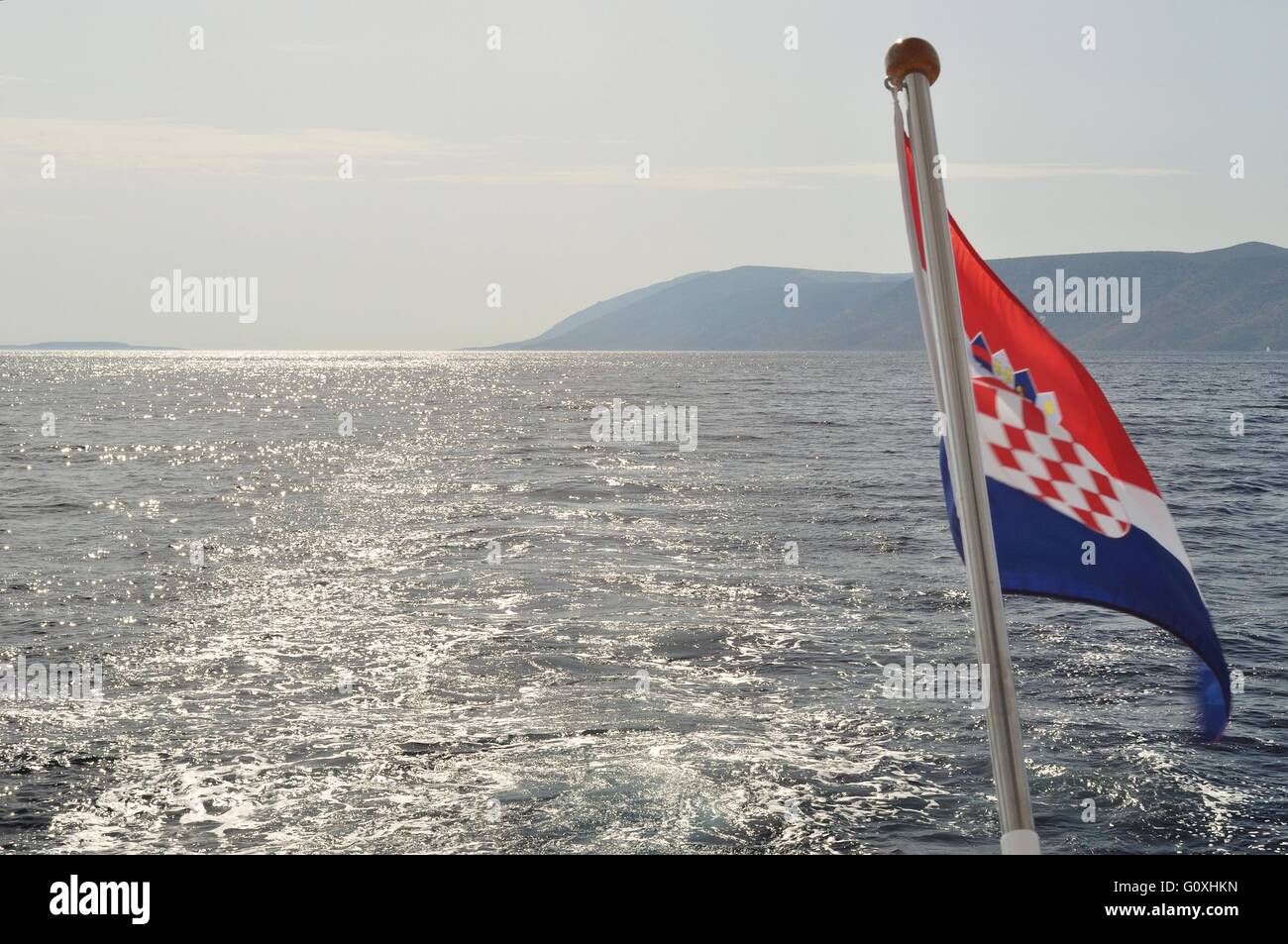 Mare adriatico in Croazia con isola di Brac in background. vista dalla nave. la bandiera croata nel lato destro del telaio Foto Stock